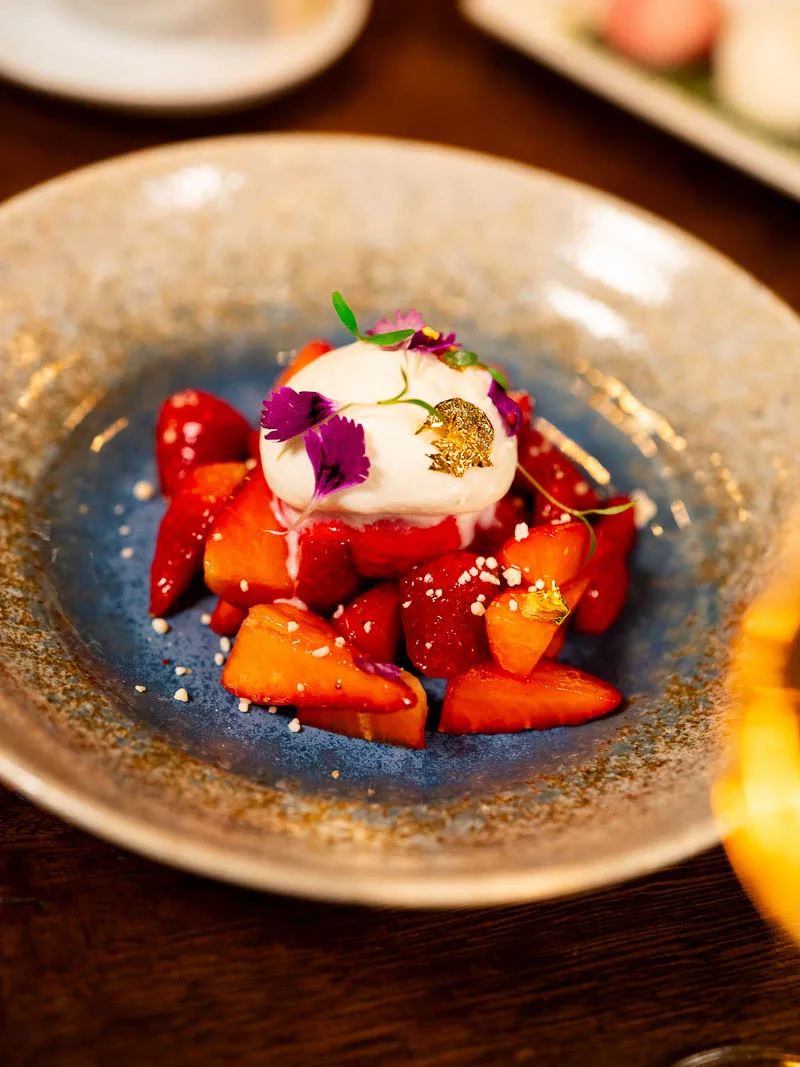 STRAWBERRIES & CREAM
